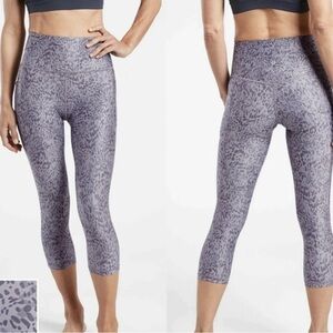 NWOT Athleta Salutation Stash Pocket Il Printed Capri Tempest Violet Size Large